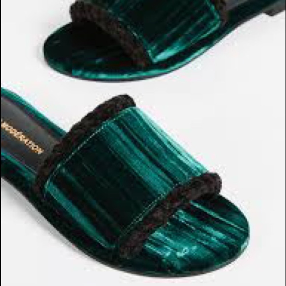 Avec moderation green velvet slides